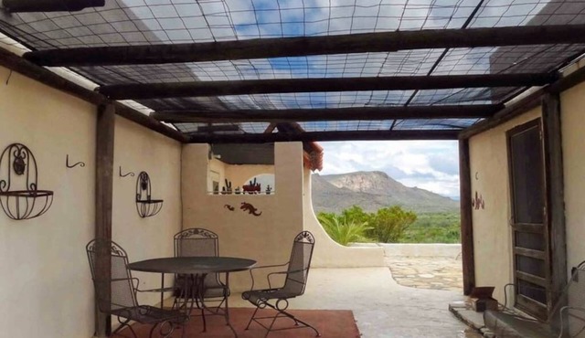 Desert Aura: Southwest Adobe & Detached Guesthouse