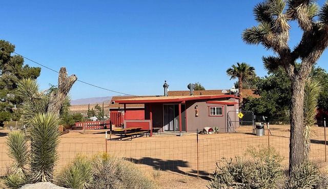 Desert Cabin near Joshua Tree National Park and Sand to Snow Monument