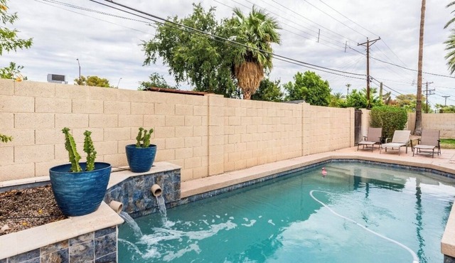 Desert Cactus Oasis Pool - walk to Old Town!
