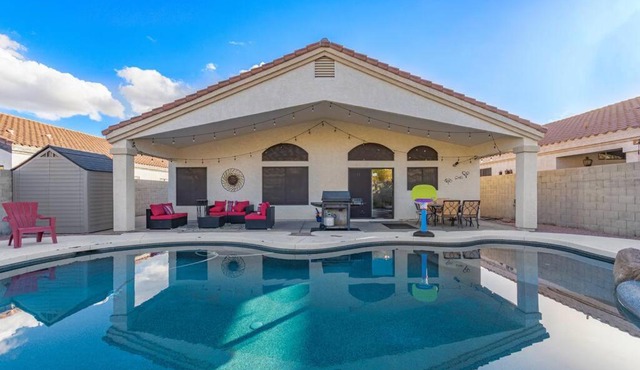 Desert Dame CHIC Family Retreat FREE POOL HEAT!