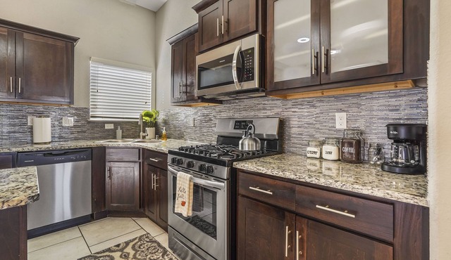 Desert Dreamscape 4 Beds + Office...Pets Welcome! Entire home minutes to E Bliss