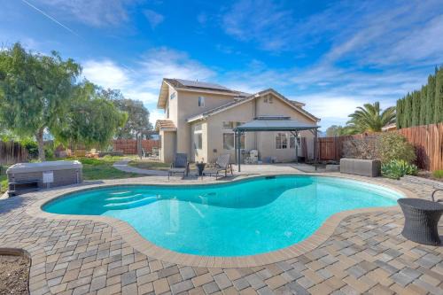 Desert Escape Home with 3BD 3BA with Pool and Jacuzzi