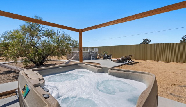 Desert escape w/hot tub, pool, fire pit & fully fenced yard — 15 min to JTNP. Perfect for dog-friendly getaways. 🌵✨