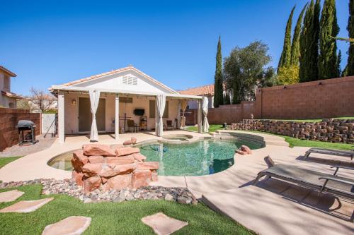 Desert Escape w/Pool Oasis: Near Golfing & Vegas!