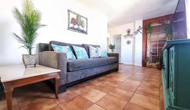Desert Flower: King Bed, Refrigerated Air, Stocked kitchen, Walking trail