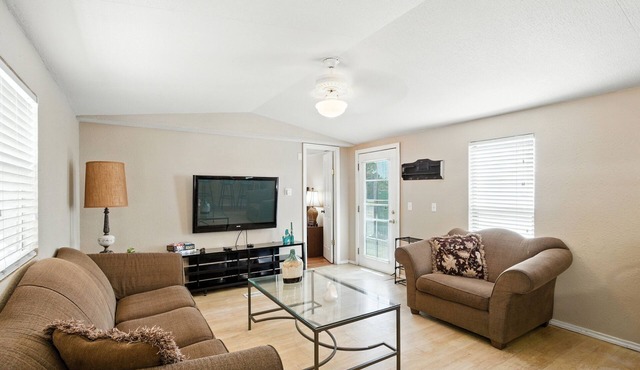 Desert Haven Cozy 2-Bedroom Mobile Home Near NMSU