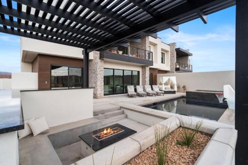 Desert Isle Family Retreat - Private Pool & Hot Tub