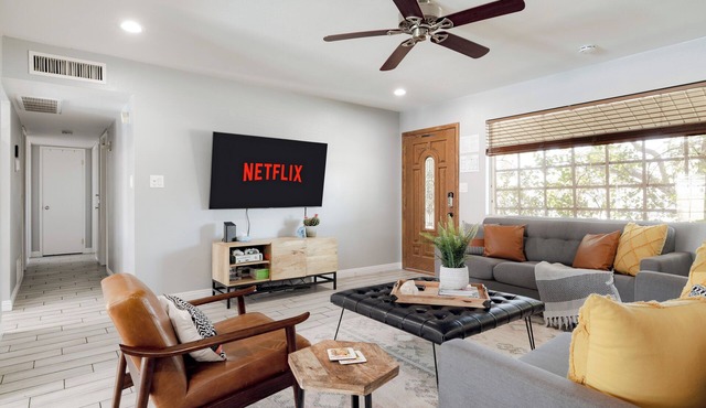 Desert Jewel. Heated Pool + Hot Tub + Game Room. Sleeps 12. Old Town Scottsdale