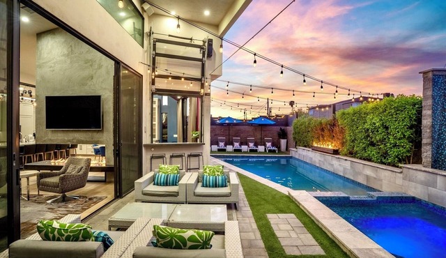 Desert Luxe!/Sleeps 12/Walk to Old Town/Pool/Spa/Putting Green/Misters