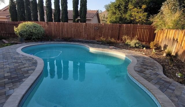 Desert Oasis centrally located-3bds/3baths, pool house with piano.