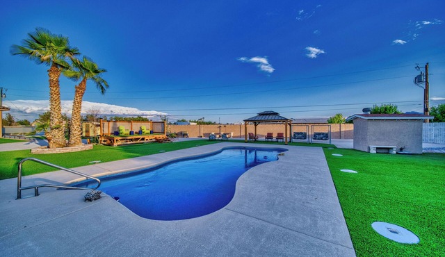 Desert Oasis Estate: Saltwater Pool, Hot Tub & Gourmet Outdoor Kitchen