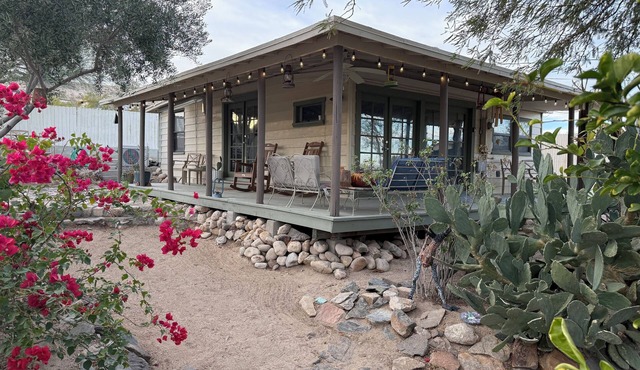 Desert Oasis-Hot Tub-Romantic Getaway-Writer's/Artist's studio-7 min from JTNP