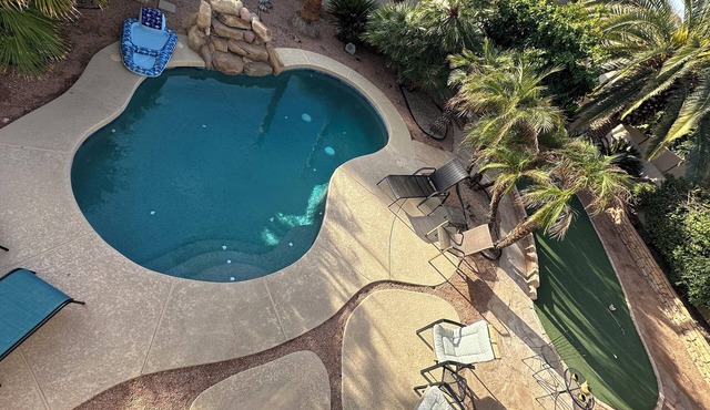 Desert Oasis! Huge yard with pool, NFL, NASCAR, Golf & more in 15 min or less!
