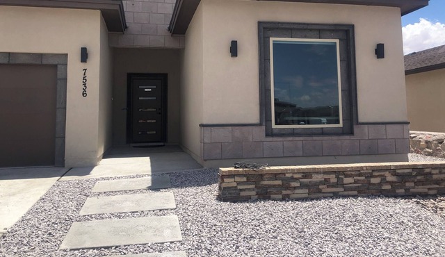Desert Oasis. New house, gorgeous mountain & valley views, stunning sunsets