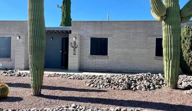 Desert paradise with pool. Charming 3-bedroom house pet friendly in Tucson!