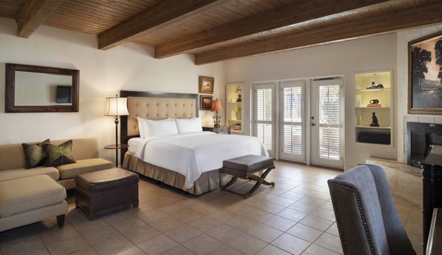 Desert Resort Haven: Elegant Dining, Multiple Pools & Pet-Friendly Spaces