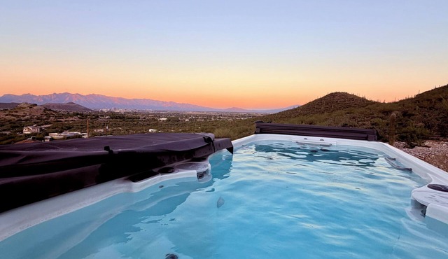 Desert Romance, Hill side, 8 min Gem-show 11 from down townn 2 king bds 2 q beds