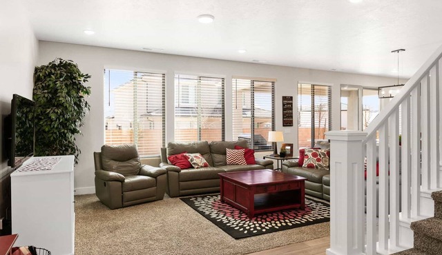 Desert Rose, Newer Home, Community Pool!