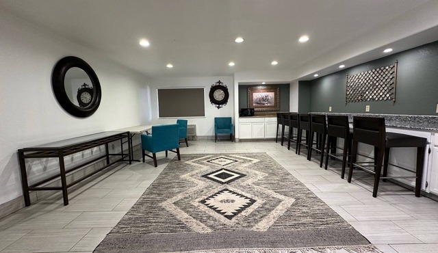 Desert Sands Inn & Suites