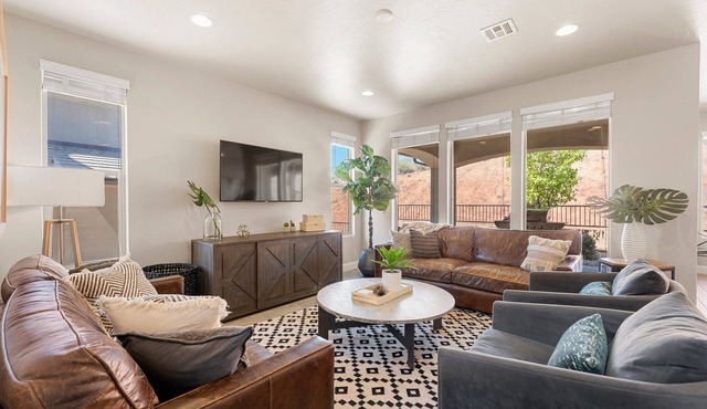 Desert Serenity: Community Pool + Hot Tub, Ping Pong Table!