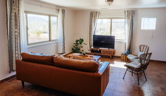 Desert-themed Home, Minutes from Joshua Tree Town, Cowboy Pool & Hot Tub