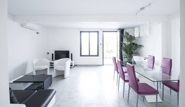 Design apartment with garden in a villa in Marseille, Pointe Rouge harbour