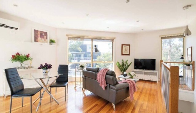 Design/bright/cosy townhouse between airport &city