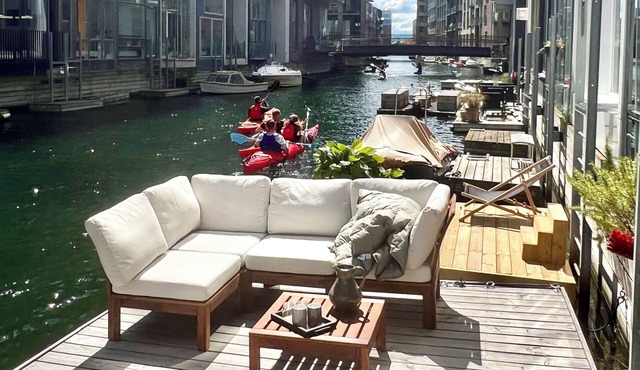 Design canal house directly on the water with private floating terrace