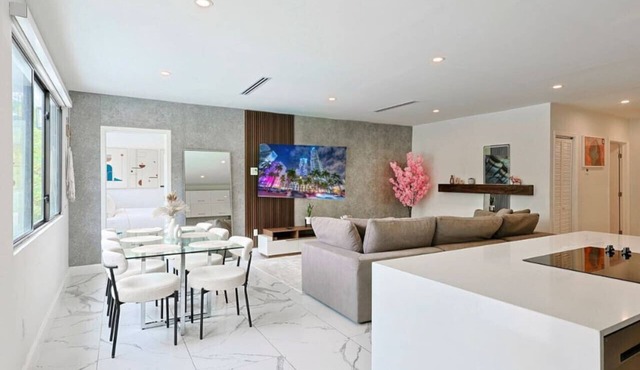 Design District | Modern | 4 BR | Cloud Couch