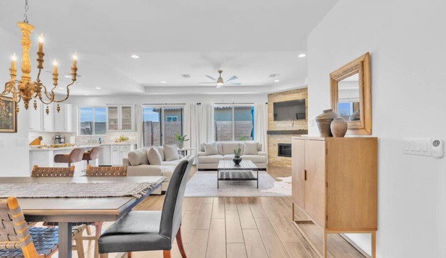 Design Dream/View/4 BR 3 BA/Upscale/Garage