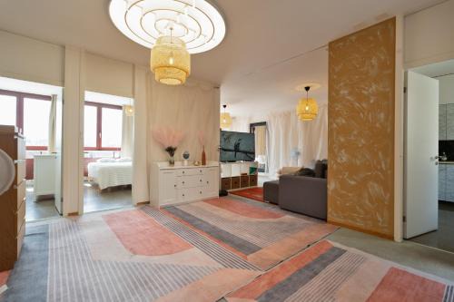 Design Penthouse Rooftop Loft, 190sq, 5 Beds, 2 Panorama Terrace, Hot Tub, 1min to Main Station- 5min to City