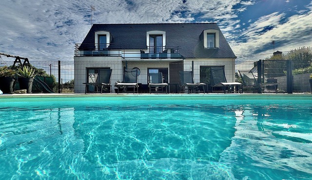 Design villa, heated and private pool 300 m away from the sea in para-hotellerie