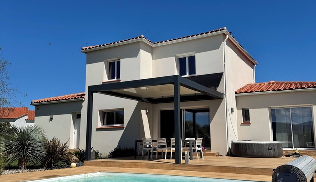 Design villa with air conditioning, spa, pool & 4* view