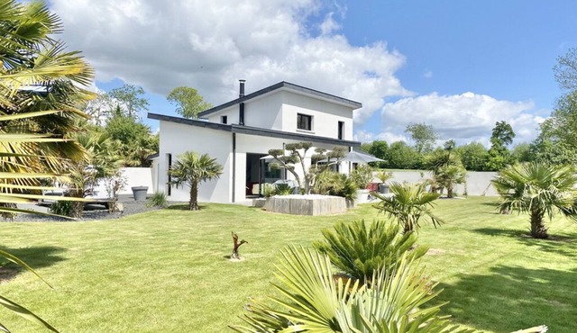 Design Villa with Heated Pool, Garden & Beaches 5 min Away