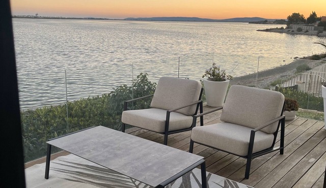 Design villa with panoramic pond view and jacuzzi