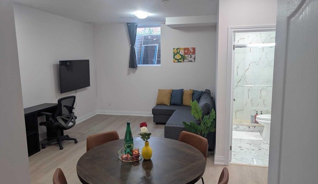 Design your stay: private suite, configurable rooms, minutes from shops.