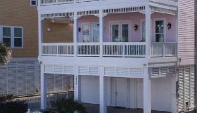 Designed for family gatherings! Enjoy beach views & a quick walk to the shore!