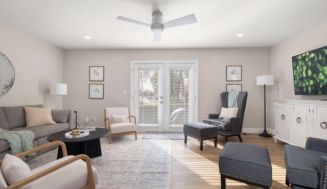 Designed for Groups! Family-sized Townhome w/5BR - Plenty of Space + Walkable