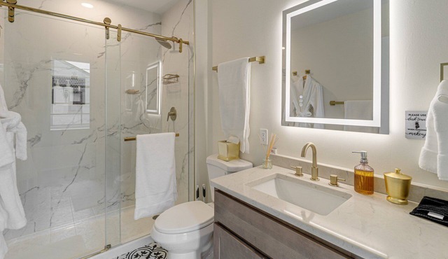 Designer 1BR with Spa-Style Bath, Fast Wi-Fi — Close to OTR & UC