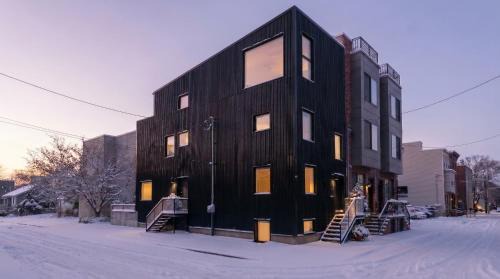 Designer 2-Bed Loft in Art Museum Area with Patio