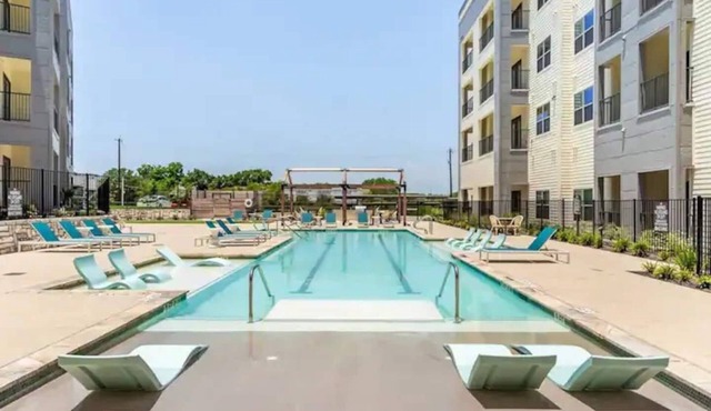 Designer 2BR/2BA Near Medical Center & Lackland - Pool Gym - Pet Friendly