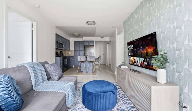 Designer 2BR - King Suite - Rare 2 Parking - YYZ