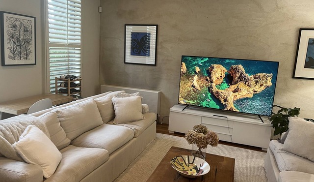 Designer 3 Bedrms & 3 bath 350 metres to 109 tram 10 mins walk to cafes & bars,