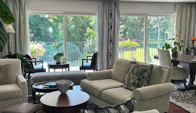 Designer 3-bedroom home near downtown in park like setting