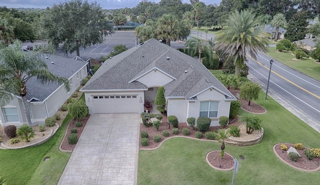 Designer 3 bedroom high-end home with walking distance to Lake Sumter Landing