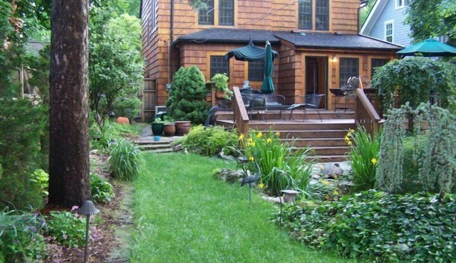 Designer 3 story home; less than 1 mile to Big House .