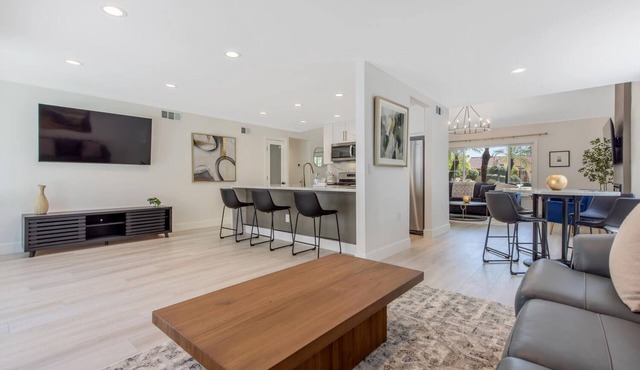 DESIGNER 4-bedroom 2 Bath POOL, SPA & ARCADE! Santa Clarita Valley