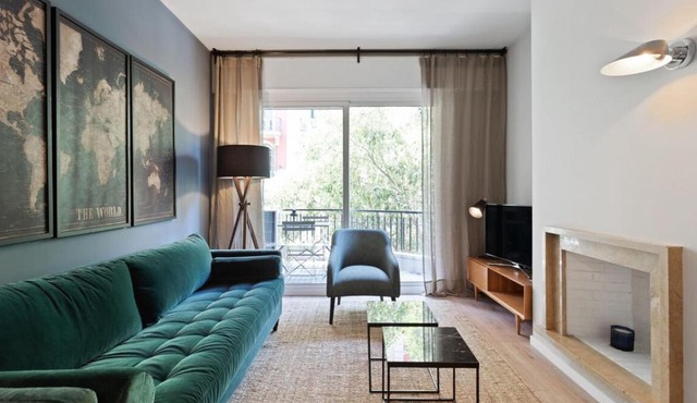 Designer 4 Bedroom Apartment with Balcony near Plaça Catalunya