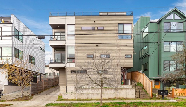 Designer 4B2.5B in Ballard sleeps 10