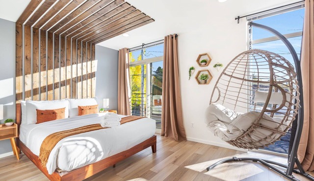 Designer 4B3B w Theater & Rooftop close to CapHill